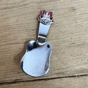 Vintage Exquisite Plate Tea Caddy Spoon with Guilford Emblem. In Good Condition