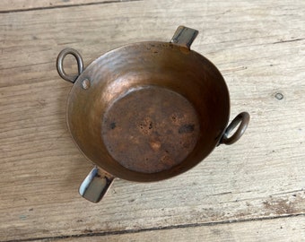 Cenicero de cobre vintage diseñado como una sartén. En buen estado