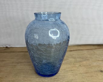 ヴィンテージの装飾的なブルーアートガラスのつぼみ型花瓶。高さ21cm