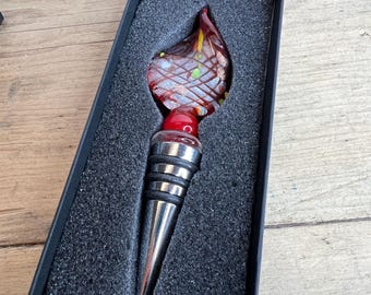 Vintage askad grov, vriden glasflaskpropp med metallände. Silver- och klarröd design. Gott skick.