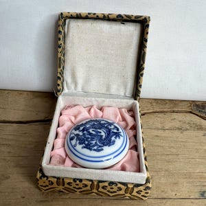 Pequeña olla china vintage de cerámica en caja con pasta de cera roja para sellar cartas y sobres, en buen estado.