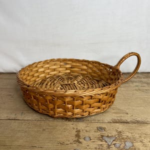 Vintage 90s Wicker Basket Round with Handle Natural Wicker. Bowl, Display, Storage. In Good Condition
