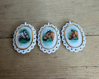 Vintage klein metalen eivormig pillendoosje/snuisterij met wit en paars email met paard en ruiter, goede staat.