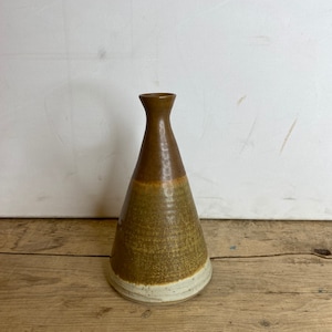 vintage Signé introuvable Chunky Studio Pottery Conical Bud Vase Shades of Brown. En bonne condition.
