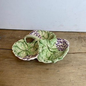 Vintage Unbenannte Grüne und Lila Dreiteiler Schale mit Henkel Blatt und Beeren Design Ziemlich crazing aber ansonsten in gutem Zustand