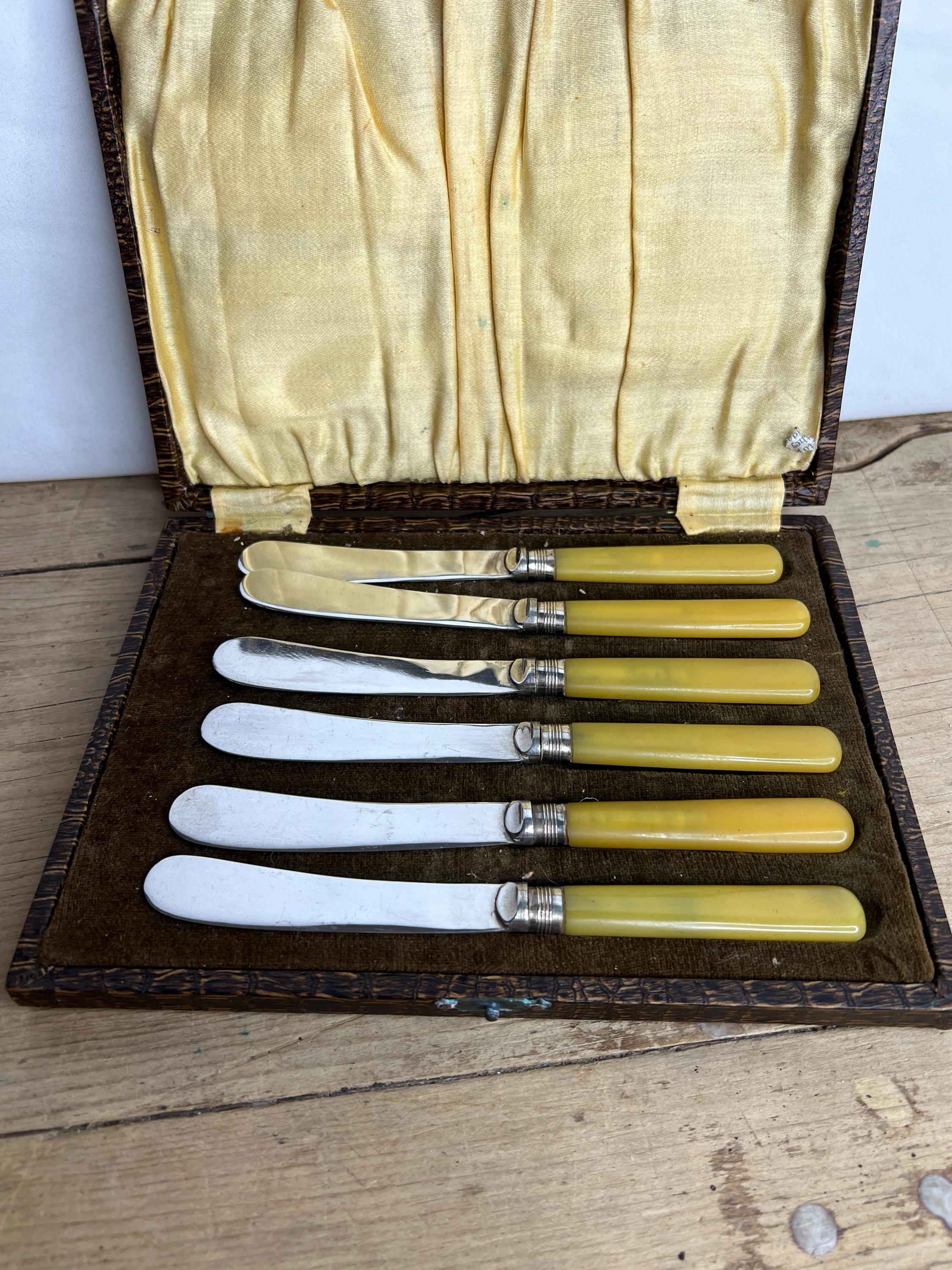 Vintage Boxed Set Of 6 X EPNS Silver Plated Amber Yellow Celluloid Handled Butter Knives. Very Good Condition