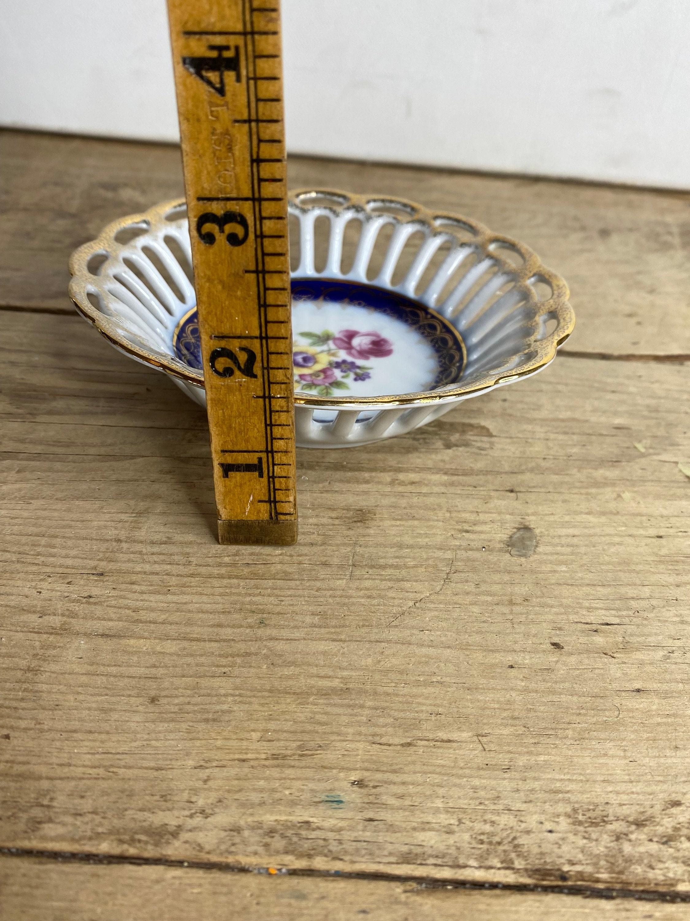 ヴィンテージ 無名 (外国製) 磁器 白と青の花柄、金のディテールが施