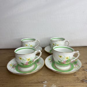 Vintage Set of 4 Collingwood Demitasse / Espresso Cups and Saucers White and Green with Floral Design. In Good Condition