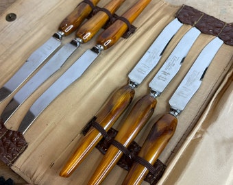 Vintage Boxed Set of 6 Duracut Steak Cutlery in Very Good Overall Condition.