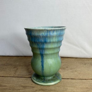 Vintage Trentham Art Deco Blau und Grün Ridged Vase sehr hübsches Design in gutem Zustand