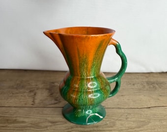 Vintage Ongesigneerde Art Deco Groene en Oranje Waterkan / Vaas met Ongewoon Handvat - Basis gebroken en gerepareerd - zie foto&#39;s