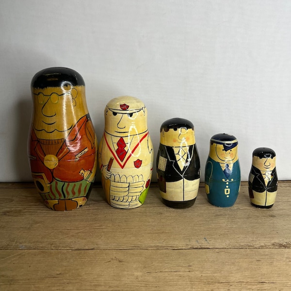 Lot de 5 poupées russes vintage en bois fabriquées à la main à la main. Très bon état et très mignon.