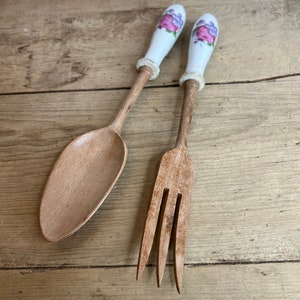 Vintage Pair of Salad Utensils - Wood with Ceramic Handles with Fruit on the End In Good Overall Condition.
