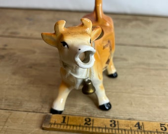 ビンテージの茶色と白のジャージー牛の置物、ベル付き。かわいい