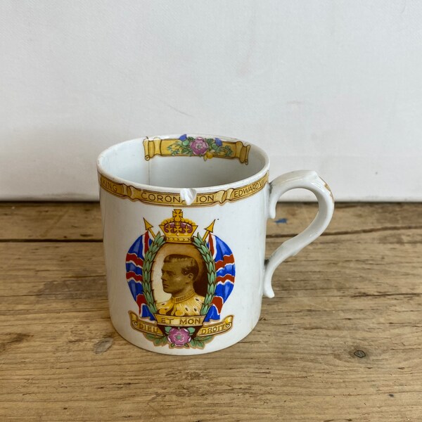 Vintage Shelley 1937 Edward VIII Coronation taza colorido royalty souvenir. Algunos daños ver fotos para la condición