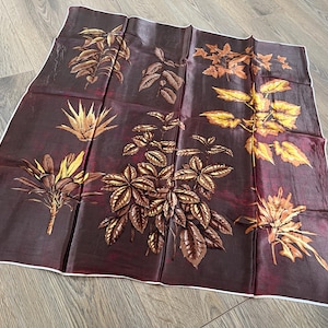 1960&#39;s Vintage Ladies Large Acetate Scarf Brown and Yellow Flower. Very strong Vibrant Colours and Design in excellent condition.