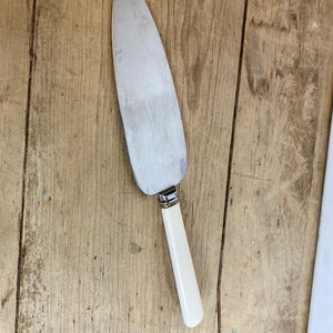 Vintage Peerage Cake Slice/Server. In Good Condition.