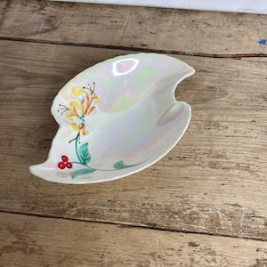 vintage Crown Devon 1930's Yellow Dish with Flower Detail - Plaque en forme inhabituelle. En bon état.