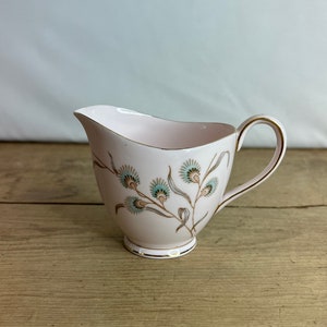 Vintage toskanische Pflanze Bone China Blau Floral Rosa mit blau und grauem Muster Milchkännchen. Guter Zustand