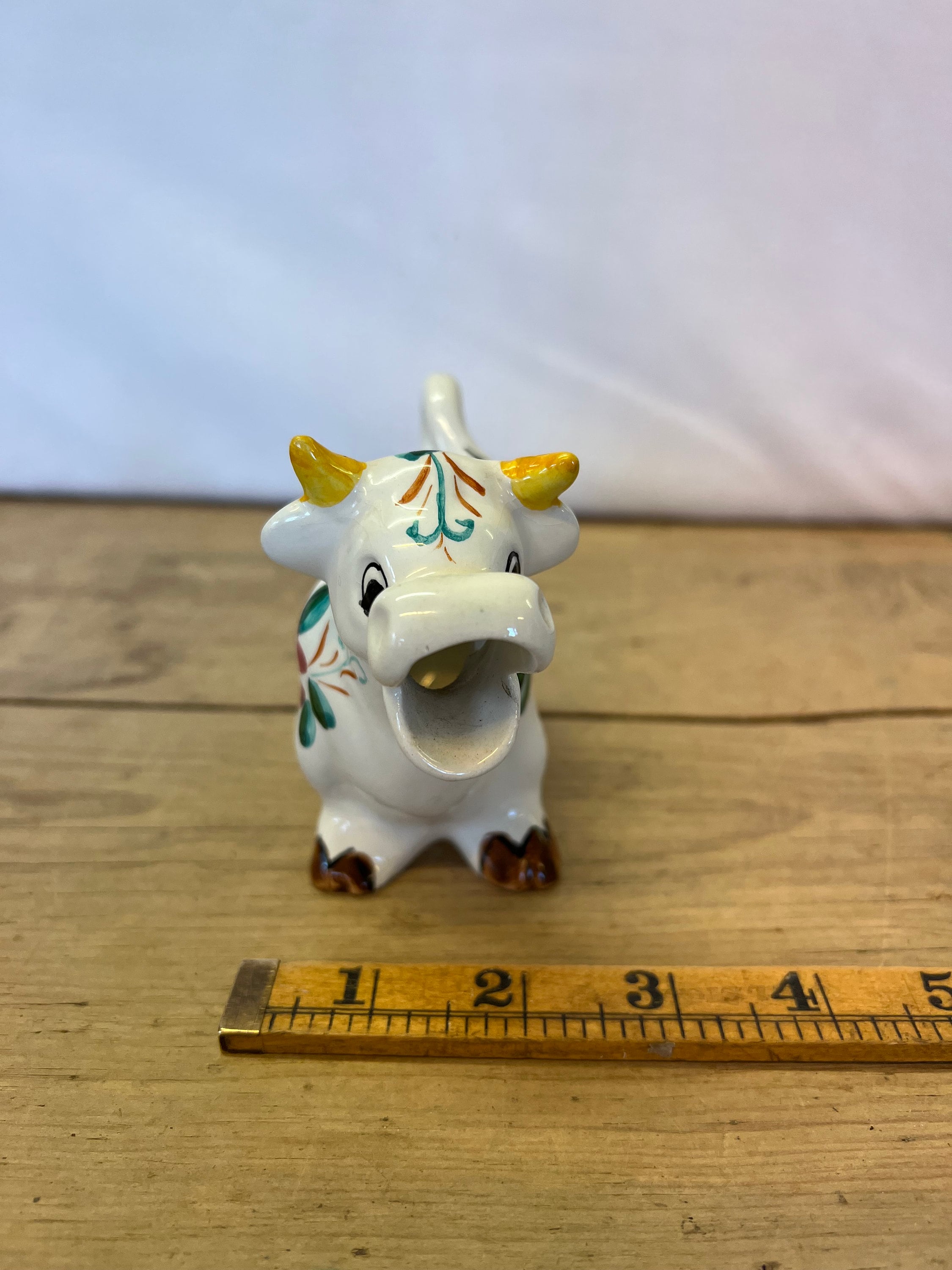 ビンテージの白い花柄の牛の置物。かわいい装飾品。牛好きの方に