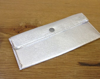 Vintage Retro 1980's Silver Sparkly Purse / Pouch with Single Popper Fastening in good condition