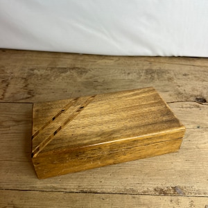 Vintage Handgemachte Rechteckige Hölzerne Deckeldose mit zwei eingelegten Streifen. Schmuck / Schmuckstück / Aufbewahrungsbox. Guter Zustand