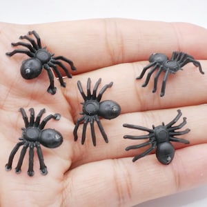 Mini Plastic Spiders: Halloween Dollhouse Craft Props (20 Pcs, 0.79 in/2 cm Length