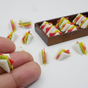 10 piezas de sándwiches en miniatura (blancos), pan de arcilla, muñecas de panadería en miniatura hechas a mano a escala 1/12