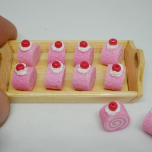 10 Stk Miniatur Erdbeerkuchen Roll Clay Bäckerei Modelliermasse Puppenhaus handgefertigt 1/12 skala