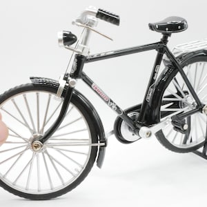1:10 Miniature Metal Bicycle Model Mini Bicycle Decoration Dolls 1/10 Scale