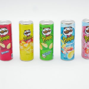 Pu&ograve; includere: Cinque lattine in miniatura di patatine Pringles. Le lattine sono rosse, gialle, verdi, blu e rosa. I gusti sono Original, Cheddar & Crema Acida, Crema Acida & Cipolla, Pizza e Chili Dolce Piccante.