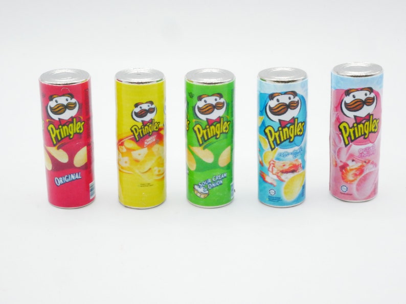 Pu&ograve; includere: Cinque lattine in miniatura di patatine Pringles. Le lattine sono rosse, gialle, verdi, blu e rosa. I gusti sono Original, Cheddar & Crema Acida, Crema Acida & Cipolla, Pizza e Chili Dolce Piccante.