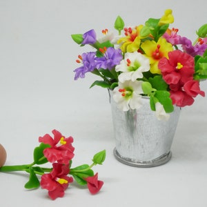 1 Stück Miniatur von Hibiskus Blume Ton Miniatur Puppenhaus Handmade Decor 1:12