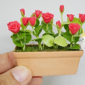 Miniatyrlerrosor i terrakottakruka med kakadua, dockhusdekoration 1/12 skala