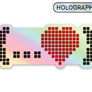 Peut inclure: Un autocollant holographique avec un cœur pixélisé et le texte "I <3" sur un fond arc-en-ciel.