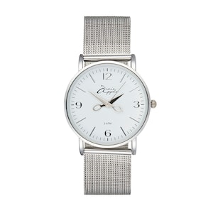 Könnte beinhalten: Eine silberne Uhr mit weißem Zifferblatt und silbernem Milanaise-Armband. Das Zifferblatt der Uhr hat schwarze Zahlen und ein Logo mit der Aufschrift "Junior Apple". Die Uhr ist wasserdicht bis 3 ATM.