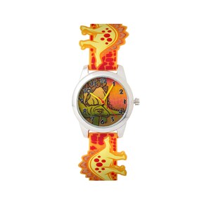 Puede incluir: Un reloj de pulsera para niños con caja plateada y diseño colorido de dinosaurios. La esfera del reloj presenta un dinosaurio verde y amarillo sobre un fondo naranja y amarillo. La correa naranja tiene detalles de dinosaurios amarillos.