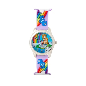 Puede incluir: Un reloj de pulsera morado con una esfera plateada y una ilustración de sirena. La correa del reloj tiene un arcoíris y un caballito de mar.