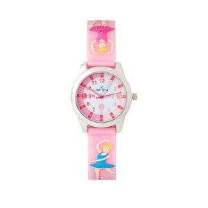 Puede incluir: Reloj rosa con esfera plateada y correa de silicona rosa. La esfera del reloj tiene números rojos y un fondo blanco con las palabras "Fun Time" en azul. La correa tiene un diseño de bailarina.
