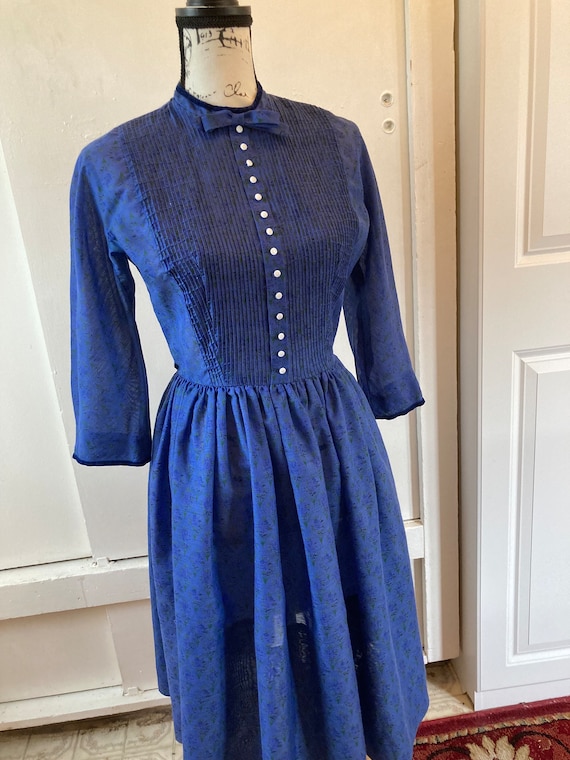 Vintage Ladies 1950s blue cotton house dress