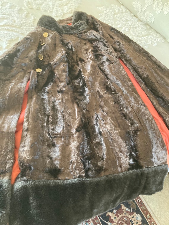 Vintage faux fur cape/cloak with brass buttons, 1… - image 1