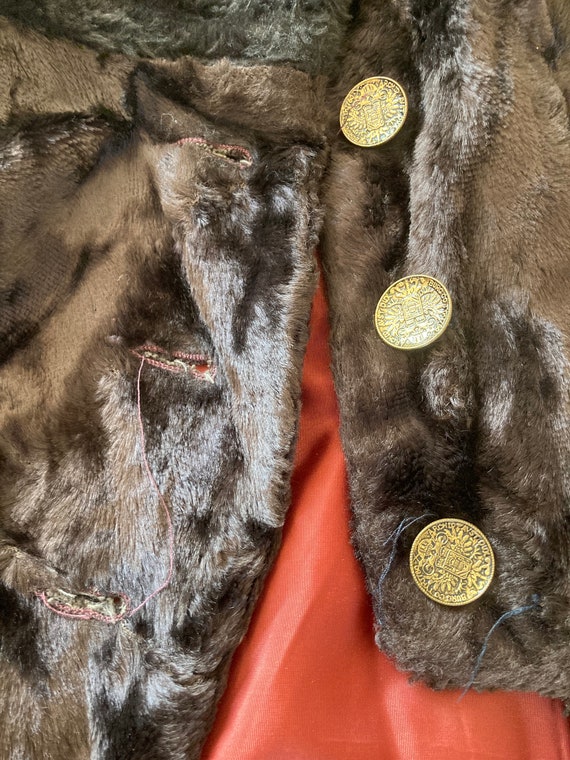 Vintage faux fur cape/cloak with brass buttons, 1… - image 5