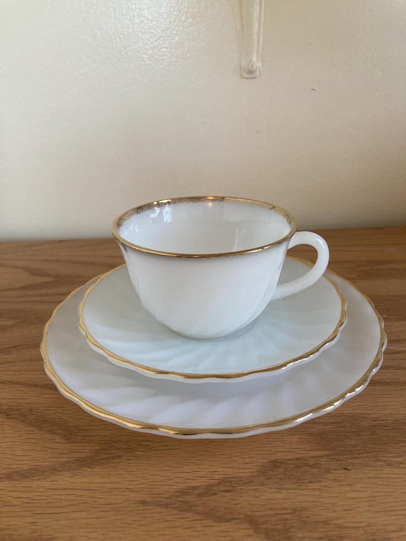 Anchor Hocking Suburbia 3-piece Place Setting, Milk Glass, Teacup 
