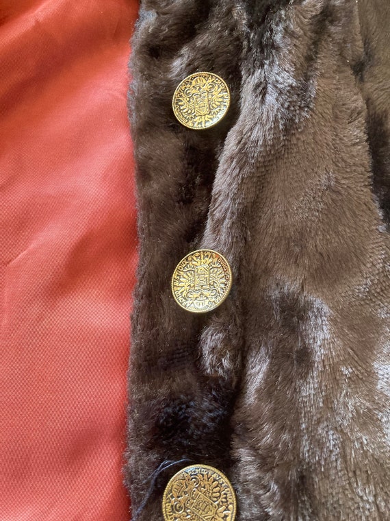 Vintage faux fur cape/cloak with brass buttons, 1… - image 4