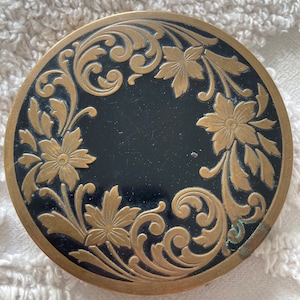 Vintage round compact, powder puff, Emeraude