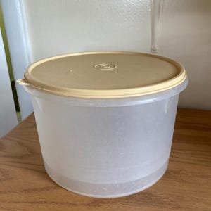 Vintage Tupperware round storage container and lid, 267, 230