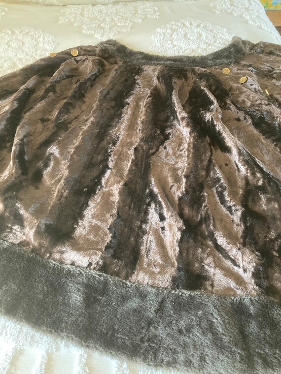 Vintage faux fur cape/cloak with brass buttons, 1… - image 10