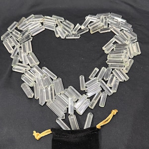 Puede incluir: Una taza de cerámica blanca con un asa negra y el texto "But First, Coffee" en negro, con una fuente de estilo manuscrito. La taza está sobre una superficie blanca.