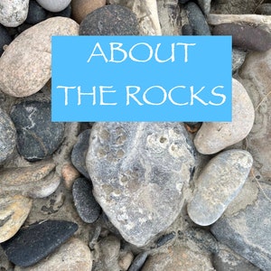 K&ouml;nnte beinhalten: Ein Nahaufnahmebild einer Vielzahl von glatten, grauen und braunen Steinen. Die Steine sind in einem zuf&auml;lligen Muster angeordnet. Der Text "ABOUT THE ROCKS" ist in Wei&szlig; auf einem hellblauen Hintergrund geschrieben.