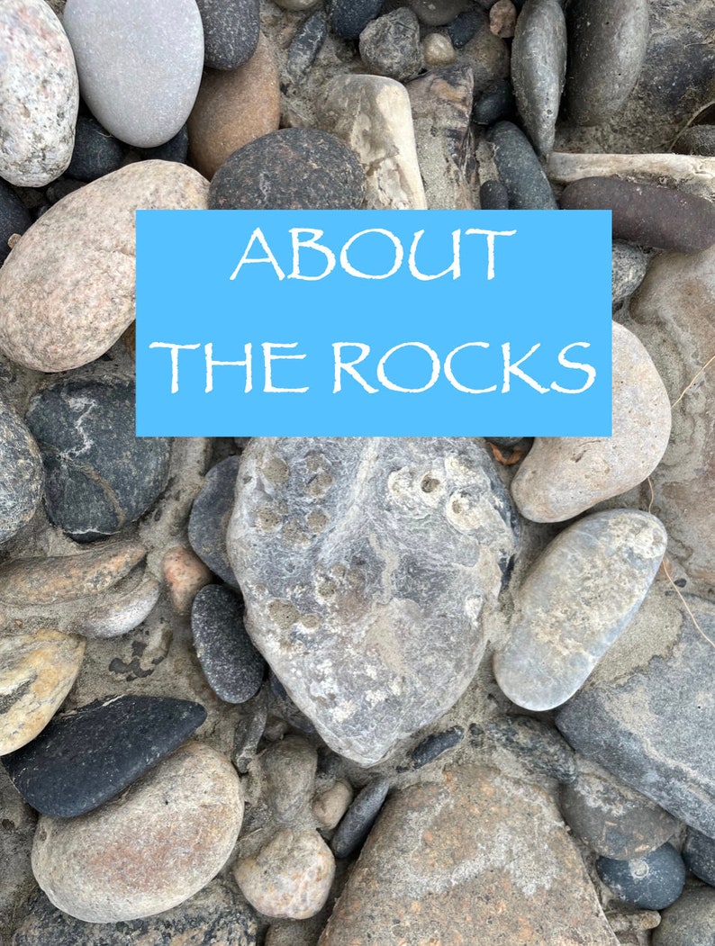 K&ouml;nnte beinhalten: Ein Nahaufnahmebild einer Vielzahl von glatten, grauen und braunen Steinen. Die Steine sind in einem zuf&auml;lligen Muster angeordnet. Der Text "ABOUT THE ROCKS" ist in Wei&szlig; auf einem hellblauen Hintergrund geschrieben.